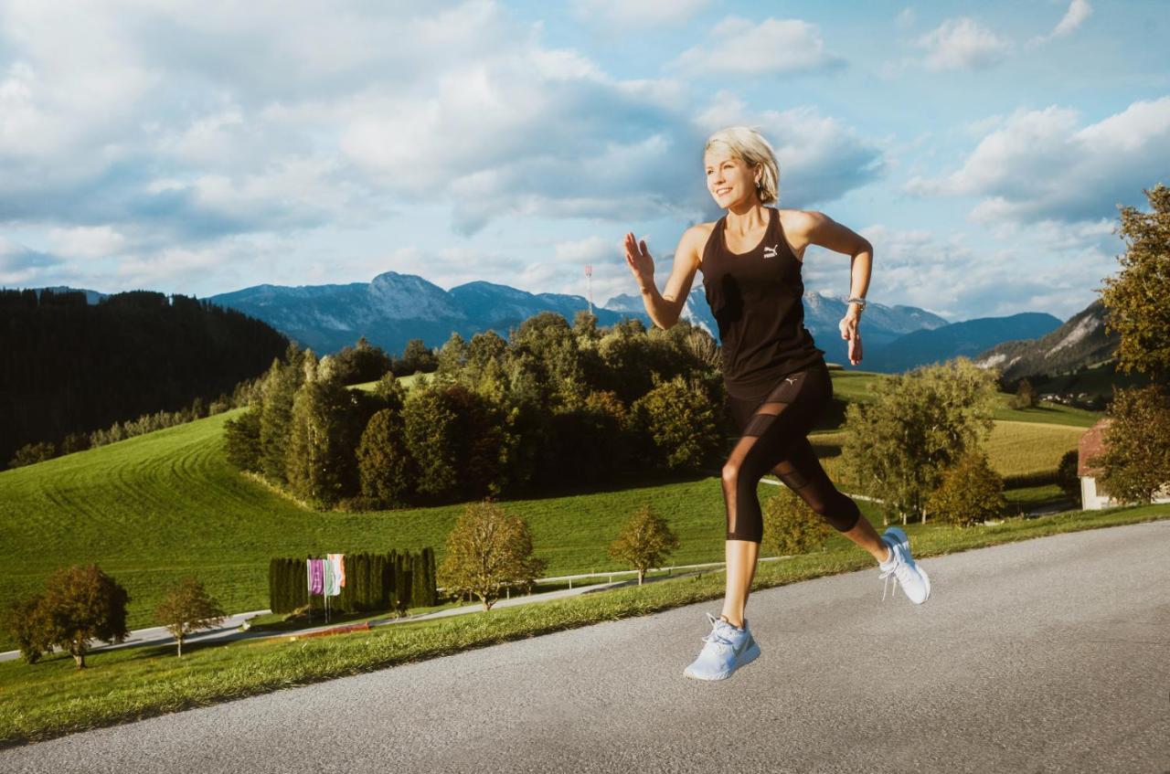 Imlauer Hotel Schloss Pichlarn Aigen im Ennstal Exterior photo A woman jogging