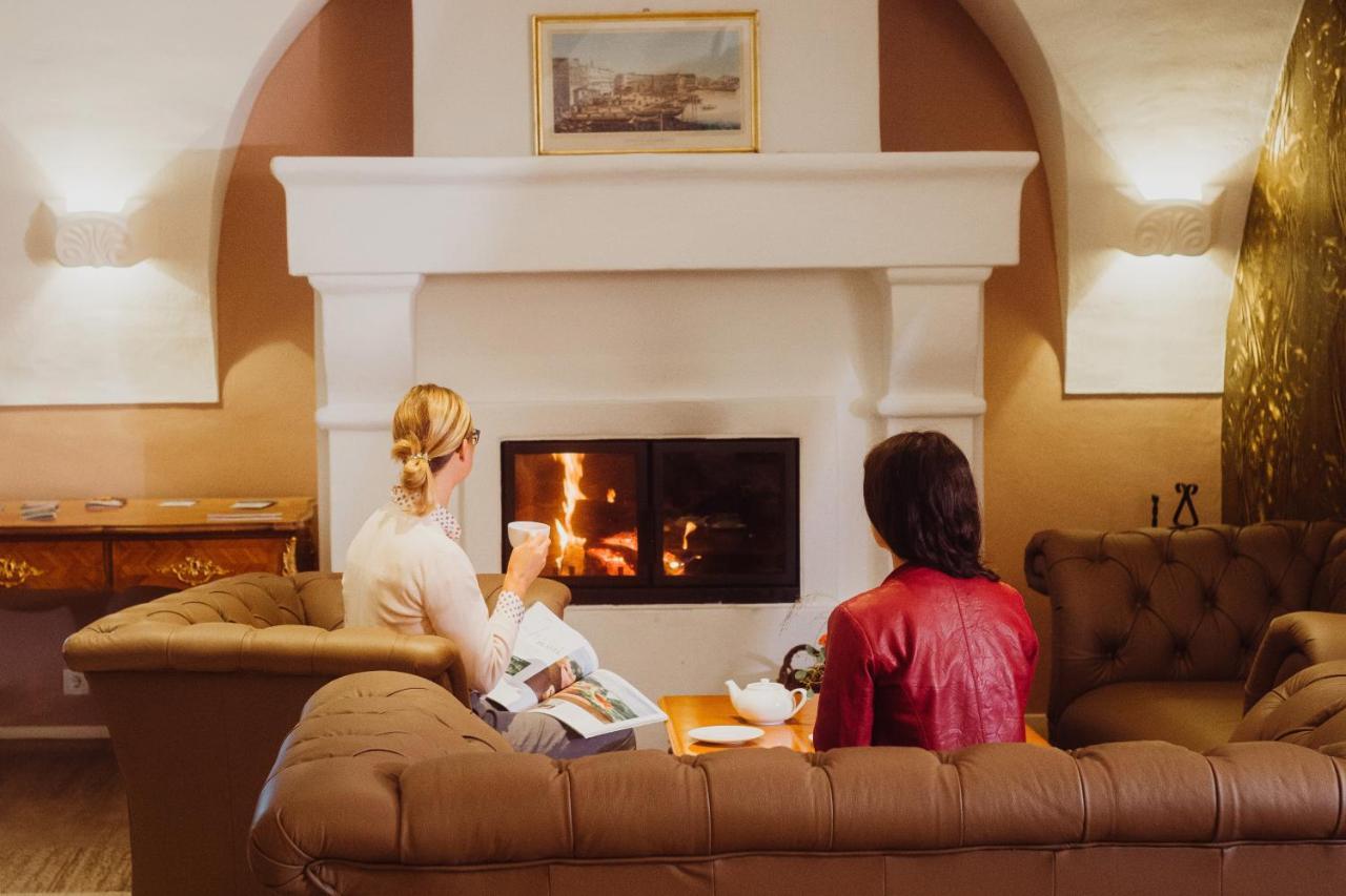 Imlauer Hotel Schloss Pichlarn Aigen im Ennstal Exterior photo A fireplace in a home