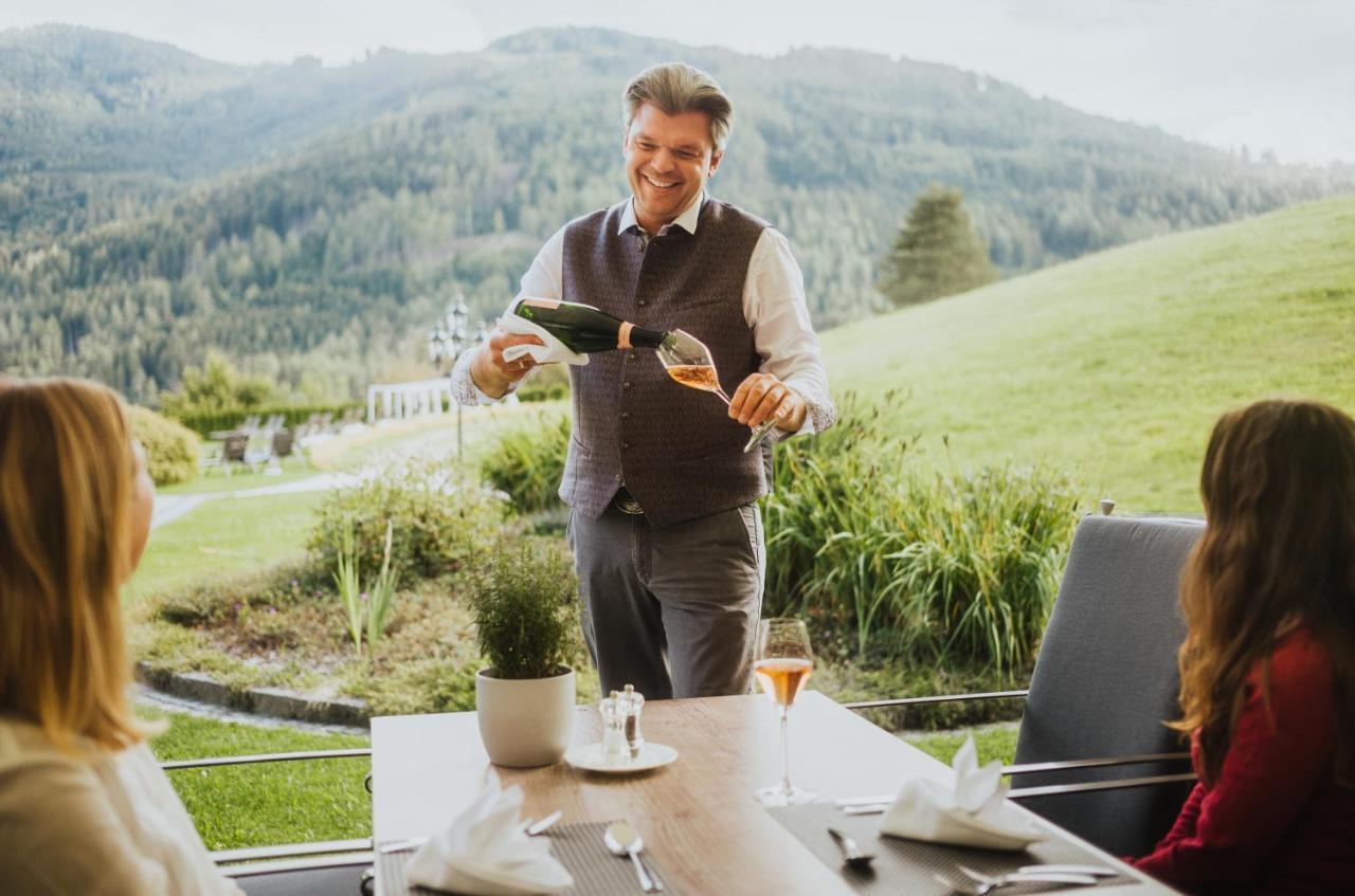 Imlauer Hotel Schloss Pichlarn Aigen im Ennstal Exterior photo A waiter serving wine