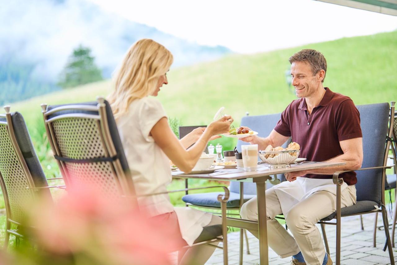 Imlauer Hotel Schloss Pichlarn Aigen im Ennstal Exterior photo A couple eating at a restaurant