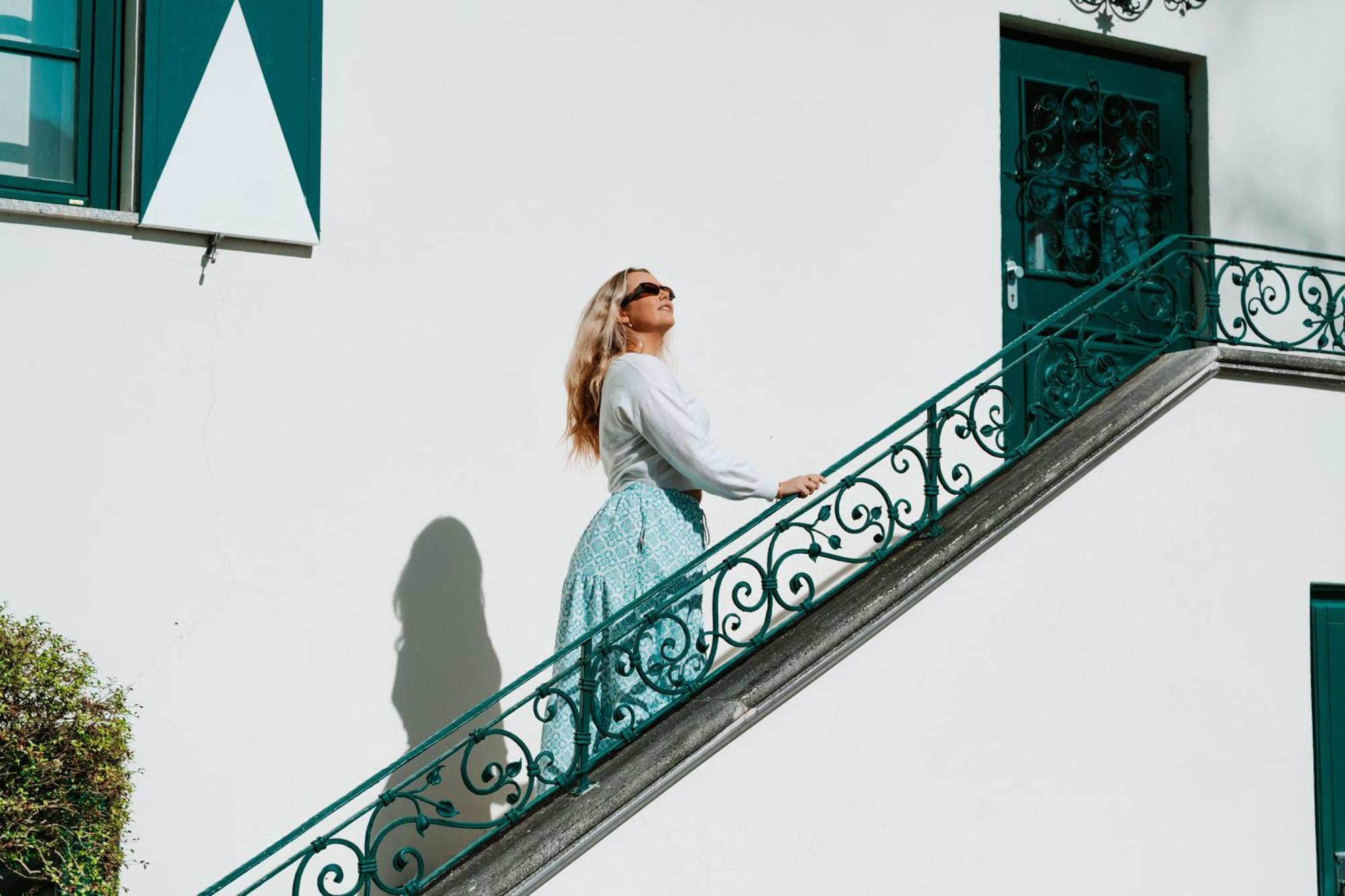Imlauer Hotel Schloss Pichlarn Aigen im Ennstal Exterior photo A woman standing on a staircase