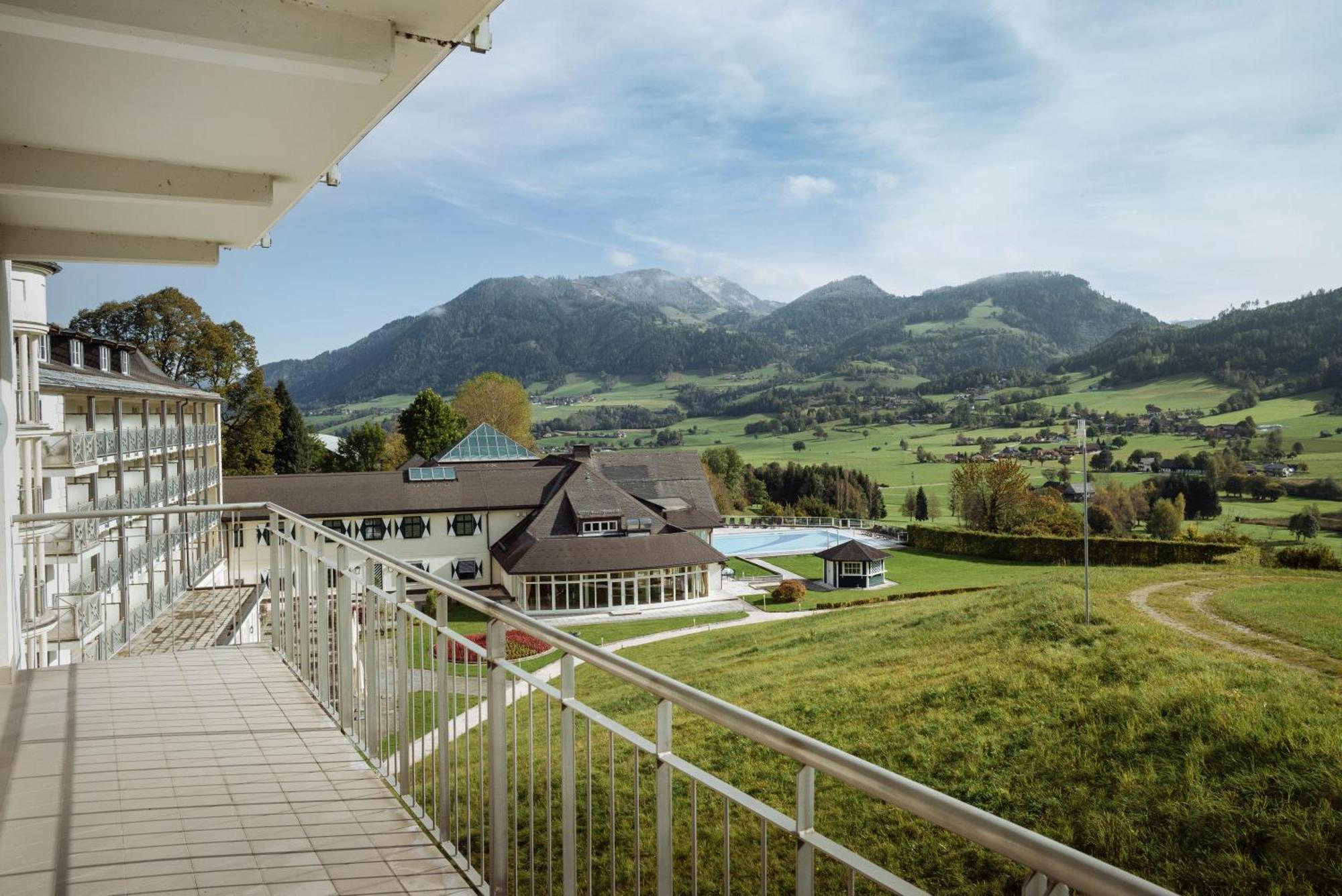 Imlauer Hotel Schloss Pichlarn Aigen im Ennstal Exterior photo View of the Alps from the hotel